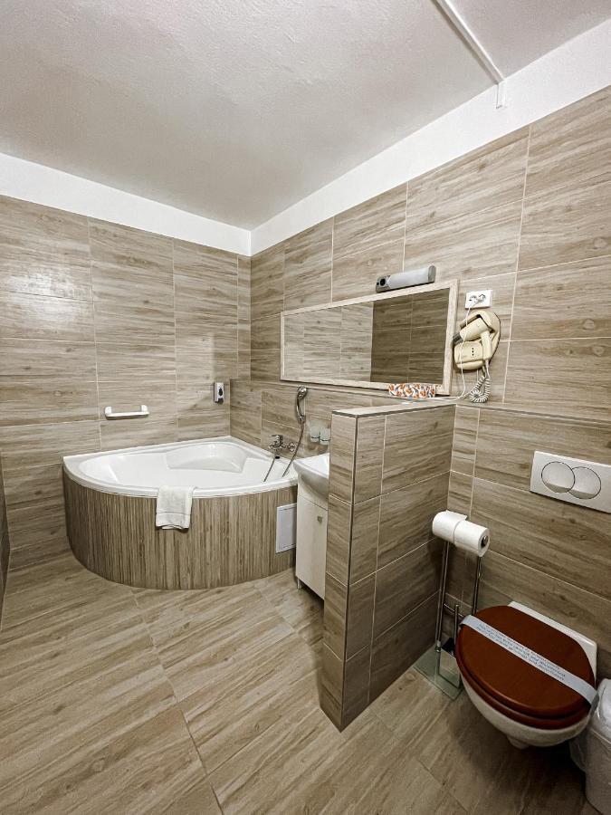 Oereg-To Hotel Es Rendezvenyter تاتا المظهر الخارجي الصورة