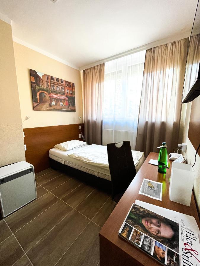 Oereg-To Hotel Es Rendezvenyter تاتا المظهر الخارجي الصورة