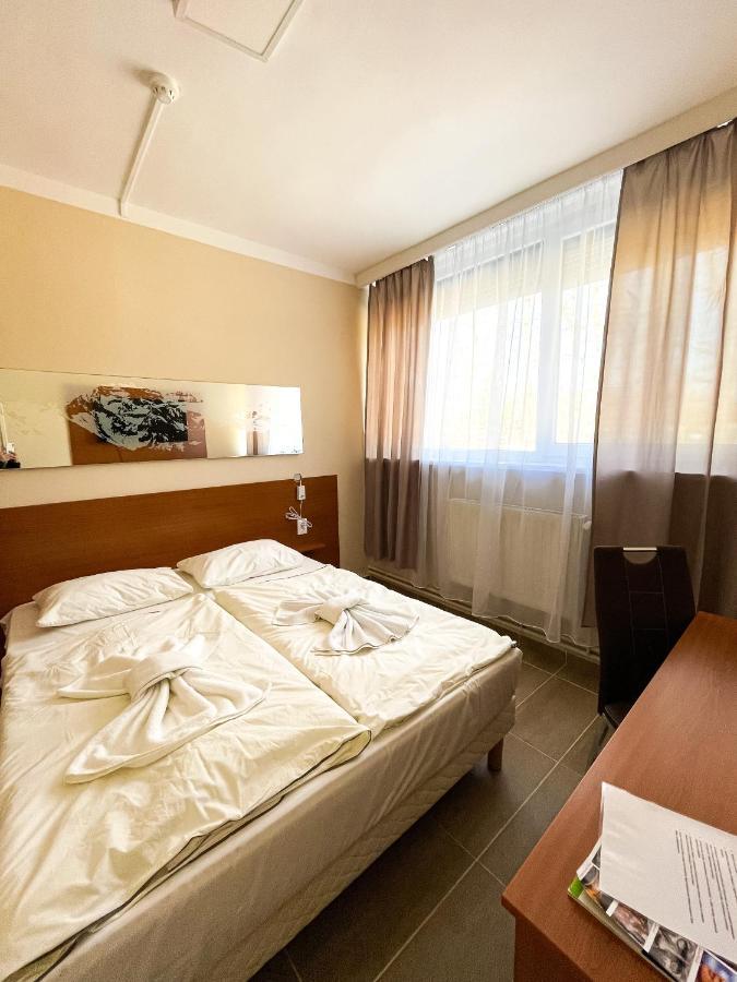 Oereg-To Hotel Es Rendezvenyter تاتا المظهر الخارجي الصورة
