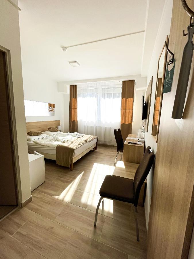 Oereg-To Hotel Es Rendezvenyter تاتا المظهر الخارجي الصورة